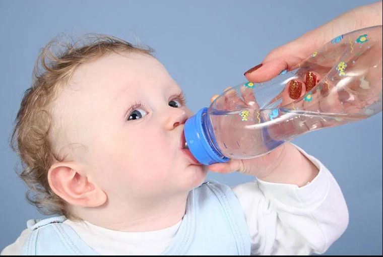 cho trẻ uống nước